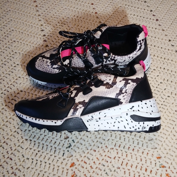 Madden Girl Shoes - Madden Girl Black & Snake Skin Sneakers SZ 8.5